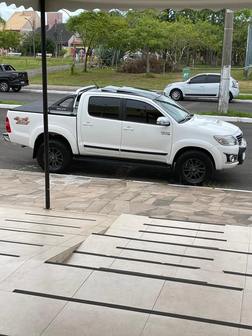 Hilux com teto solar instalado pela Pit Stop Centro Automotivo